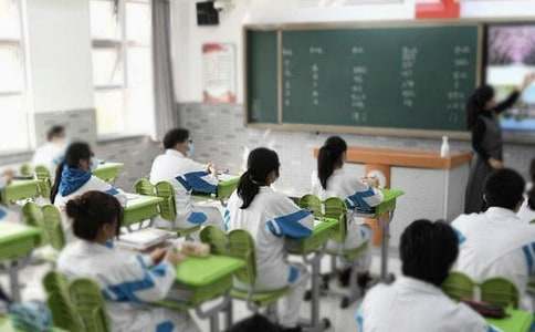 ѧУ��ѧ�ڼҳ������ӵ�һ���ŷ��ģ�ͨ��5ƪ��